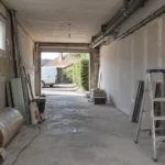 Aménagement d'un garage en suite parentale : ce qu'il faut savoir avant de se lancer Transformation d’un garage en pièce à vivre avec isolation, traitement des murs et travaux d’aménagement intérieur.