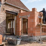 Faut-il un permis de construire pour agrandir sa maison ? Extension de maison en cours de construction avec plans de chantier pour illustrer les démarches liées au permis de construire.
